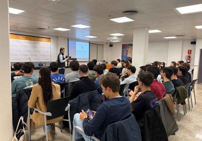 Estudiantes atendiendo en la Merienda de Emprendimiento de EconomiaEmprén